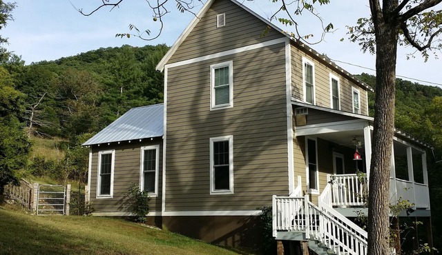 Lost River WV-Relaxing 3br/2bath farmhouse-dog friendly- treetop deck-workspace