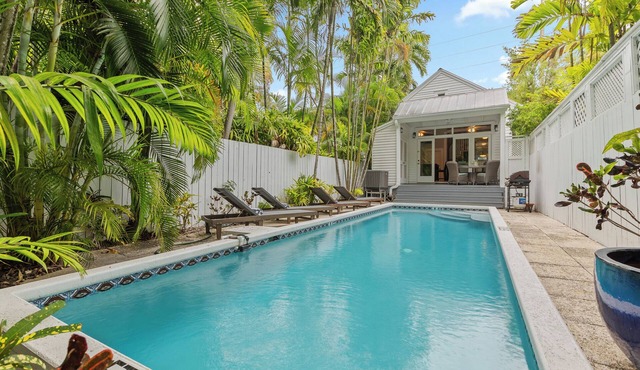 LOST SHAKER OF SALT ~ 3 Bed, 2 Bath Pet Friendly with 40' Private Heated Pool