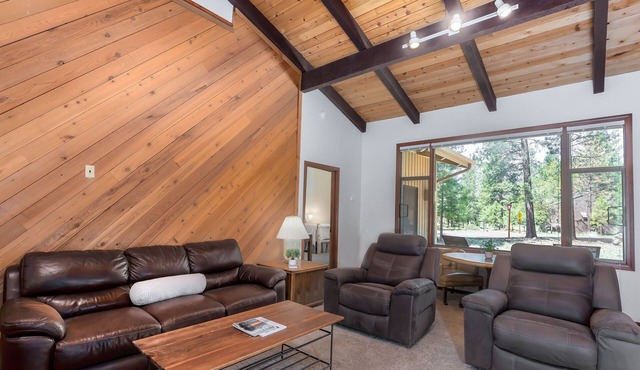 LOST03 - Quintessential Sunriver Tome, 2 Ensuites, Hot Tub, Wood Fireplace