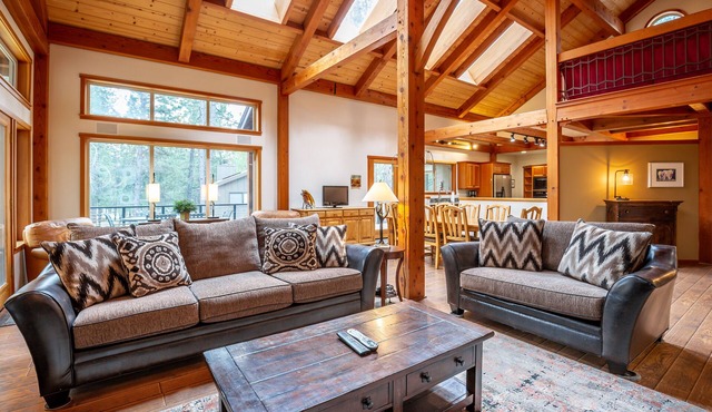 LOST07 - Spacious home, Hot Tub, Gas Fireplace, Ping Pong