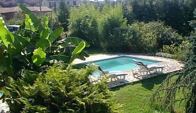 Lot /Cantal limit in wooded park charming apartment 4 people swimming pool.