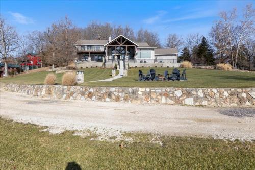 LOTO Pointe, Updated Luxury Home w/Boat & PWC Slip, Boat Ramp, Firepits, Pool Table & More!