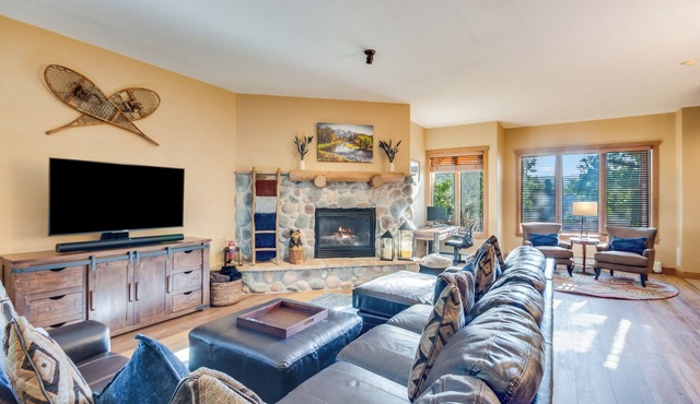 Lots of Light - Prvt Garage - On Ski Bus Line - Comm Hot Tub