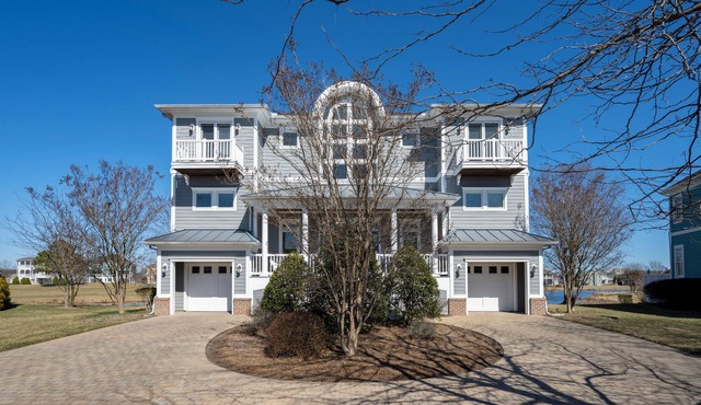 Lots of living space in this single family home in The Peninsula