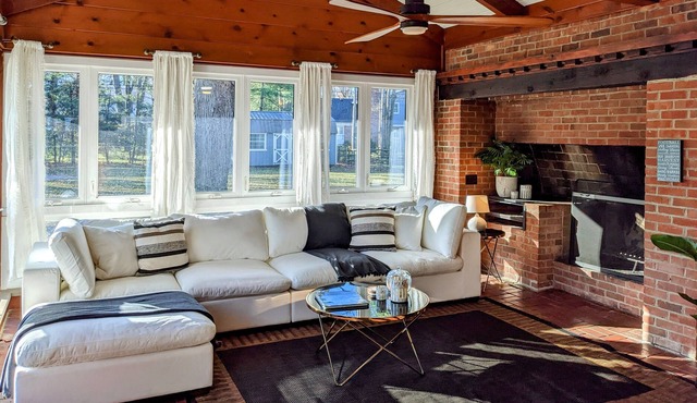 Lots of space (3200 sq ft), huge park like setting, and Amazing Location!!!!