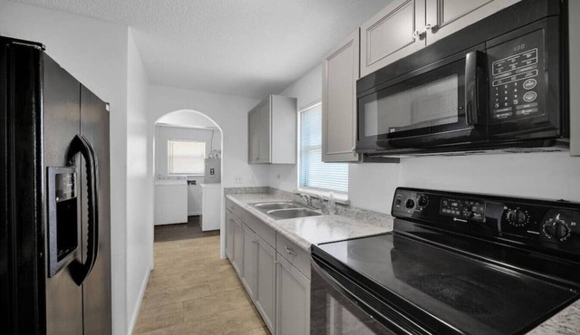 ~Lots of Truck Parking Sleek Home Sleeps 10~