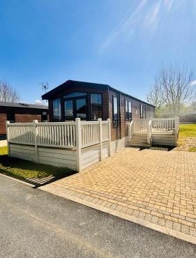 Lottie's Lodge With Hot Tub