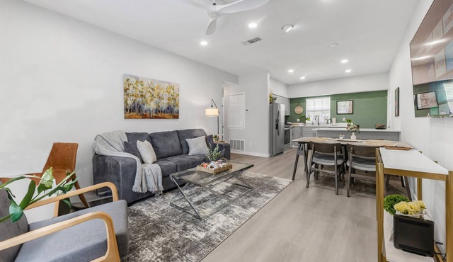 Lotus: 1 Bedroom Apt, 4 minute walk to A&M