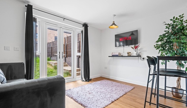 Lotus Haus - Luxurious 4 BD House - Gated Parking