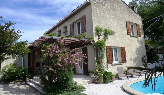 Lou Brès in Provence near Avignon with Private Pool, Gardens, Wi-Fi, and Air Conditioning