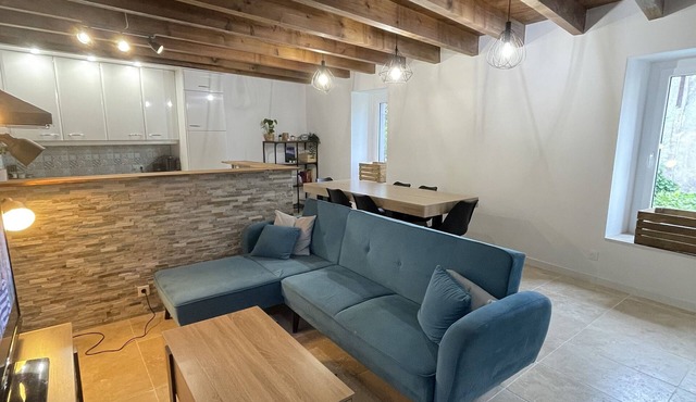 Lou Castel/Renovated house close to shops