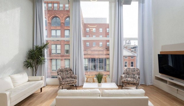 Lou-City Penthouse by Hollyhock Suites