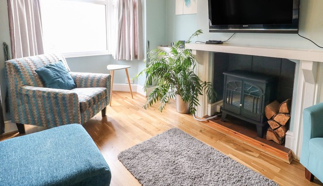 LOU'S RETREAT, pet friendly, with a garden in Kegworth