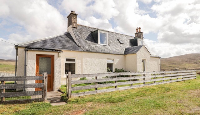LOUBCROY FARM HOUSE, pet friendly, character holiday cottage in Lairg