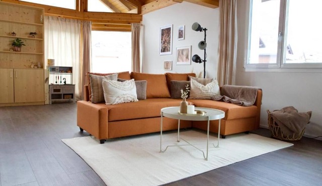 Louisa's Loft· Stylish Alpine Apartment· Hot Tub · Family · Near Ski & Trails