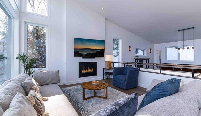 Louis Cyr 70: River Views, Hot Tub & Billiards