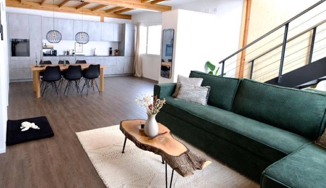 Louisa's Gallery· Stylish Alpine Apartment· Hot Tub · Family · Near Ski & Trails