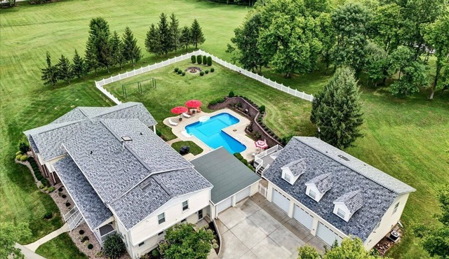 Louisville Country Manor - Pool & Pickleball!