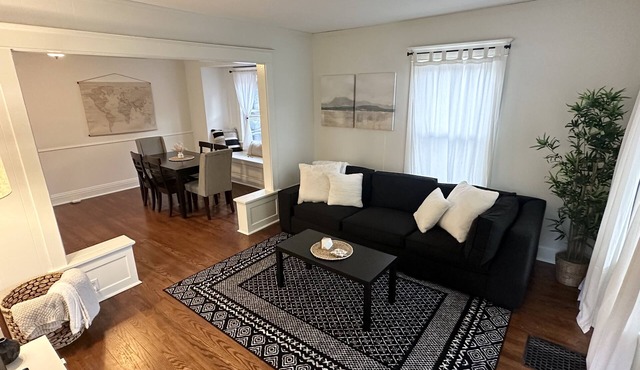 Loung Room Retreat - 3 Blocks to Mayo Campus