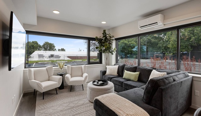 Lounge in Luxury with Free Parking