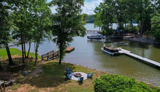 Lounge on Lakewood | Sleeps 10 | Lakefront!