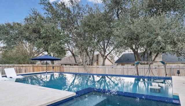 Lounge Poolside & Grill Stylish Space for Groups, Games/Foosball Mins to Domain