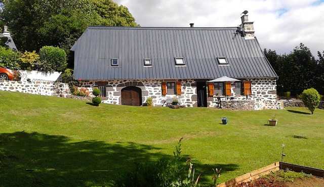 Loupradelou cottage for 8 people, typical Auvergne house with garden