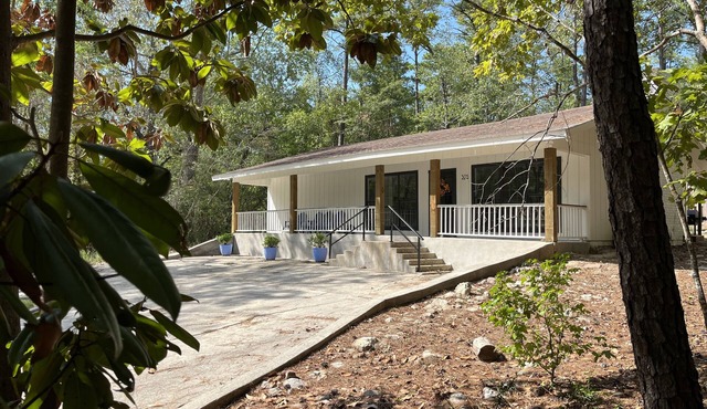 Lou’s Retreat-Pet FriendlynMinutes from the lake, a walk to the golf course!