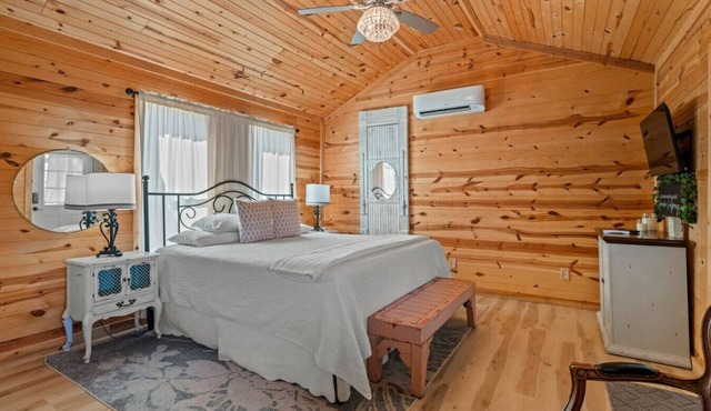 Love an adorable Cabin in Fredericksburg TX