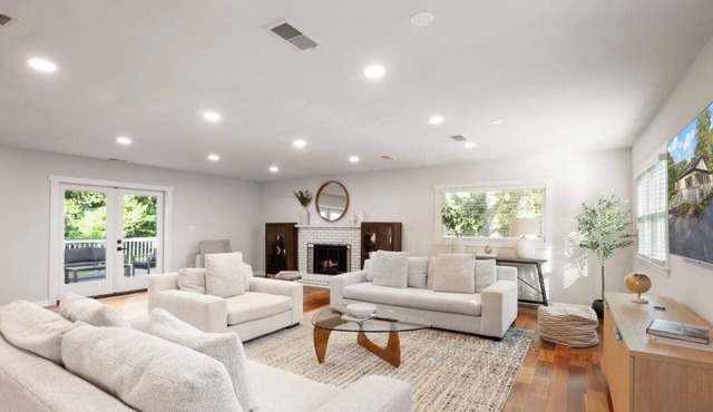 Love at first stay! Luxury 4 bed 4 bath near DC! Clean with EV charger! Family!