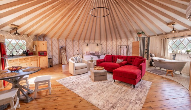 Love Bird Yurt/Cold A/C! Hot Tub/Medina River/Couples Yurt/Close to Town!