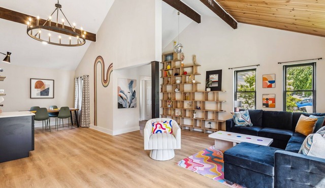 Love by the Lake - 3 bedroom Boho Bungalow in the Heart of The Shoreway