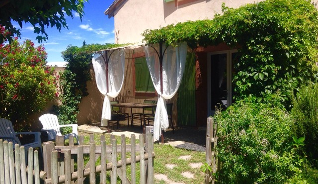 Lovely 2 to 4 person rental, private pool 5000m2, 12km from Avignon