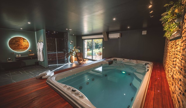 Love gite with swim spa and naughty space