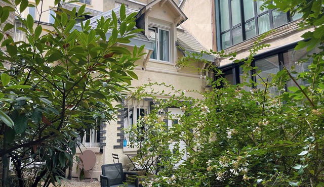 Love House - Real Parisian house and courtyard