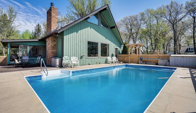 'Love Lake Retreat’ w/Hot Tub in New Richmond!