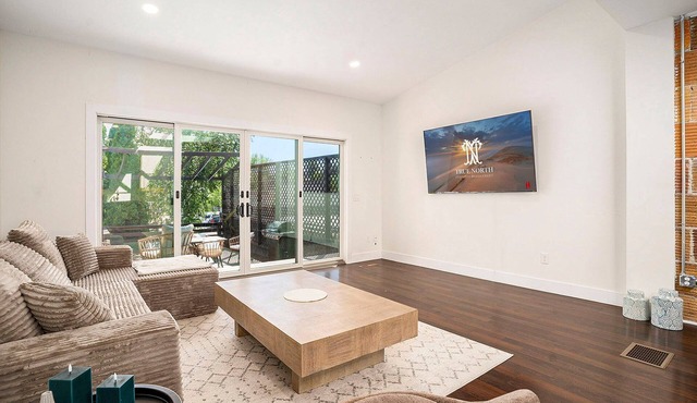 🌊 Love Mi Getaway – Downtown Loft on Washington Ave Private Deck Views ➠ 110