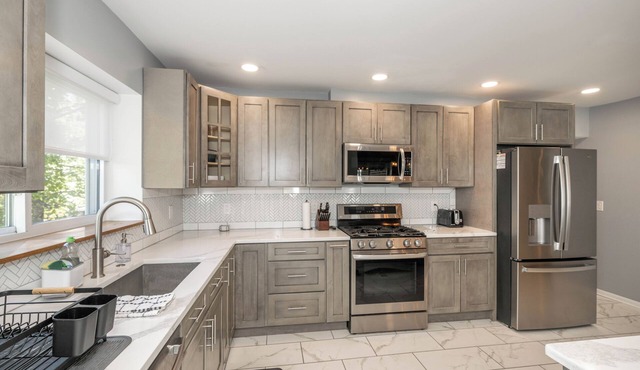 Love ‘n Life Haven – Spacious and Serene 5 BDR, Short Drive to Shopping & Dining