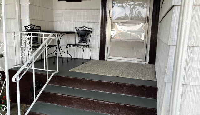 Love Nest. Charming 2-bedroom apartment in wonderful Richfield with WiFi, AC