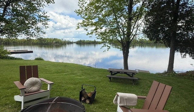Love nest cottage, steps to the dock, gorgeous waterfront cottage!