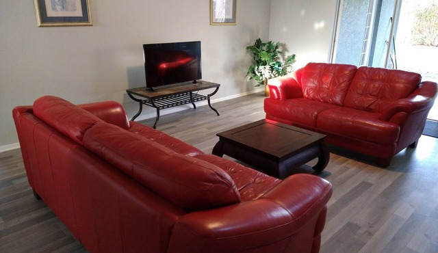 LOVE NEST-NEWLY RENOVATED Sleeps 7-CLOSE TO DOWNTOWN, AIRPORT & ATTRACTIONS