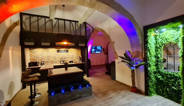 Love Room 70m² with Private Spa in the Heart of Salon-de-Provence