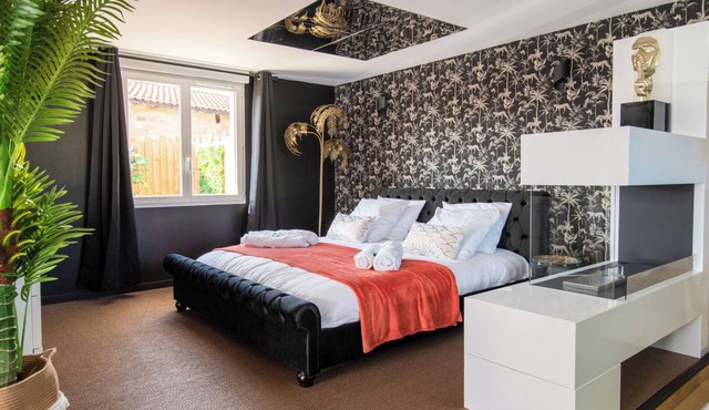 Love Room La Charmeuse: Jacuzzi, ceiling mirror - Bassin d'Arcachon