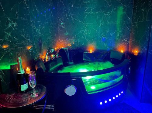 Love Room Le Baroque/Jacuzzi/Sauna