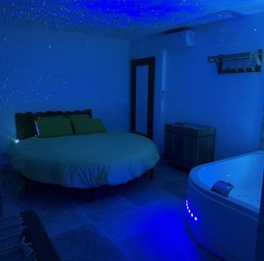 Love Room médiévale avec balnéo 32 jets & lit rond