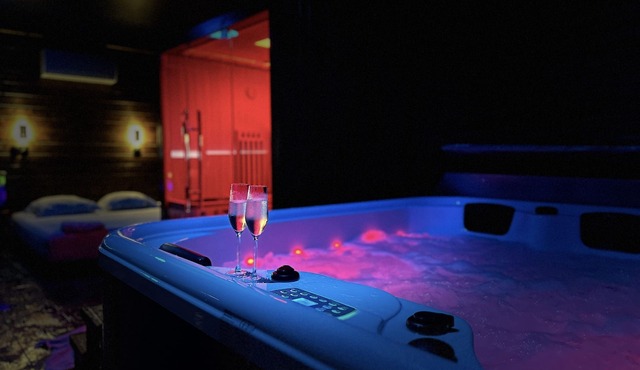 Love Room & Spa Privatif-Suite-Romantic-Whirlpool bath-No view