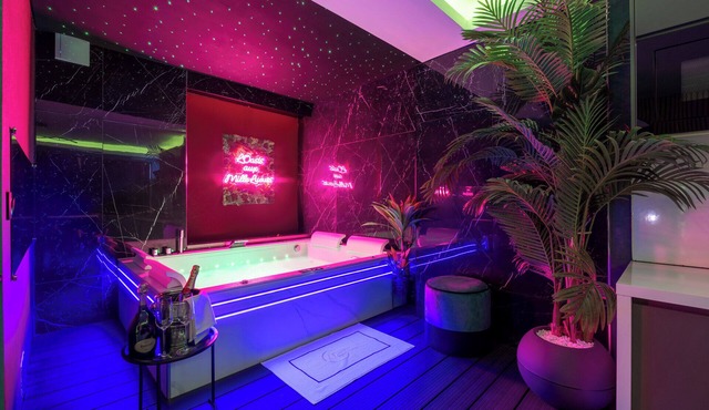 Love room Toulouse (luxury suite, private spa, massage seats.)