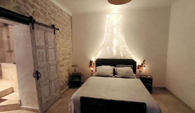 Love room with indoor Jacuzzi and private pool in the middle of the woods