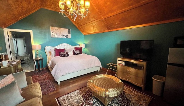 LOVE SHACK! NEW HOT TUB, SOAKER TUB, KING BED, PINE TREES, EAST TEXAS STAY