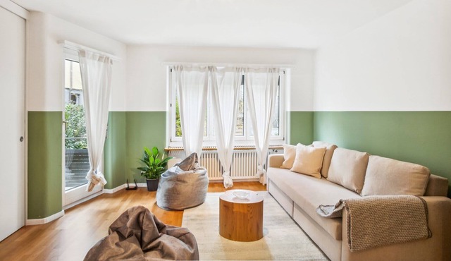 Loveable 2BR: Central Charm in ZR